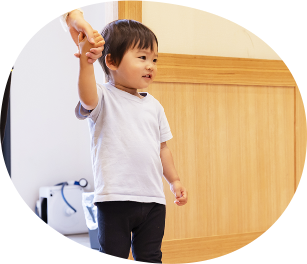 手を繋ぐ男の子