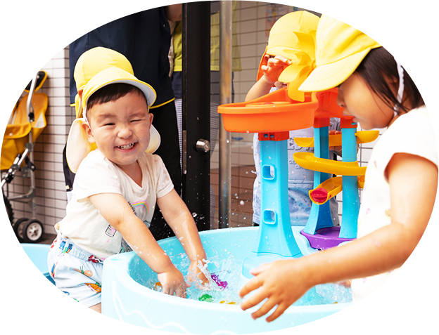 水遊びをする子どもたち